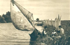 Canal în Delta Dunării, în regiunea Vâlcovului şi în imediata apropiere a vărsării Dunării în mare, în perioada interbelică (© iMAGO Romaniae)