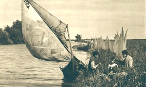 Canal în Delta Dunării, în regiunea Vâlcovului şi în imediata apropiere a vărsării Dunării în mare, în perioada interbelică (© iMAGO Romaniae)