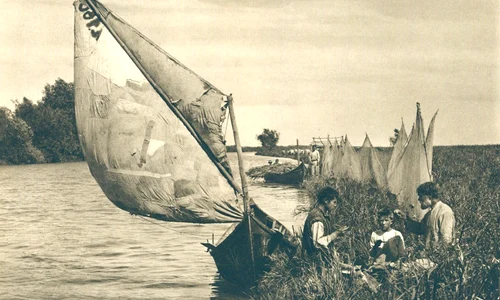 Canal în Delta Dunării, în regiunea Vâlcovului şi în imediata apropiere a vărsării Dunării în mare, în perioada interbelică (© iMAGO Romaniae)