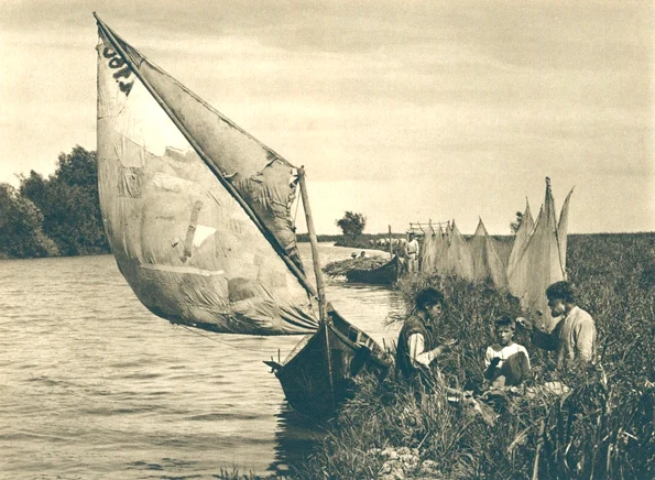 Canal în Delta Dunării, în regiunea Vâlcovului şi în imediata apropiere a vărsării Dunării în mare, în perioada interbelică (© iMAGO Romaniae)