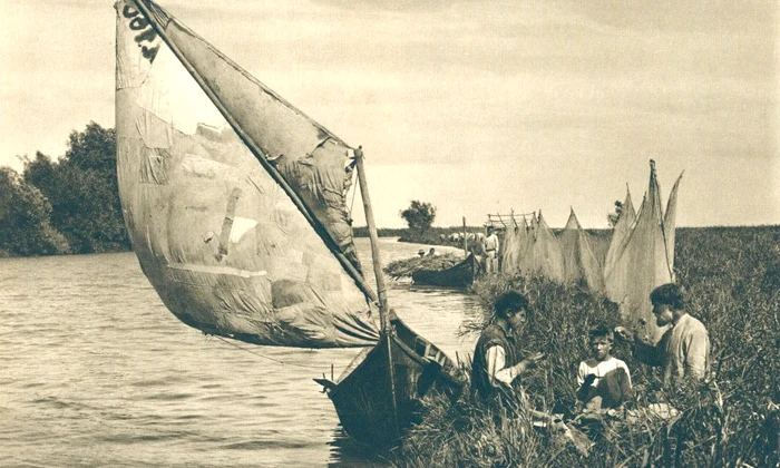 Canal în Delta Dunării, în regiunea Vâlcovului şi în imediata apropiere a vărsării Dunării în mare, în perioada interbelică (© iMAGO Romaniae)
