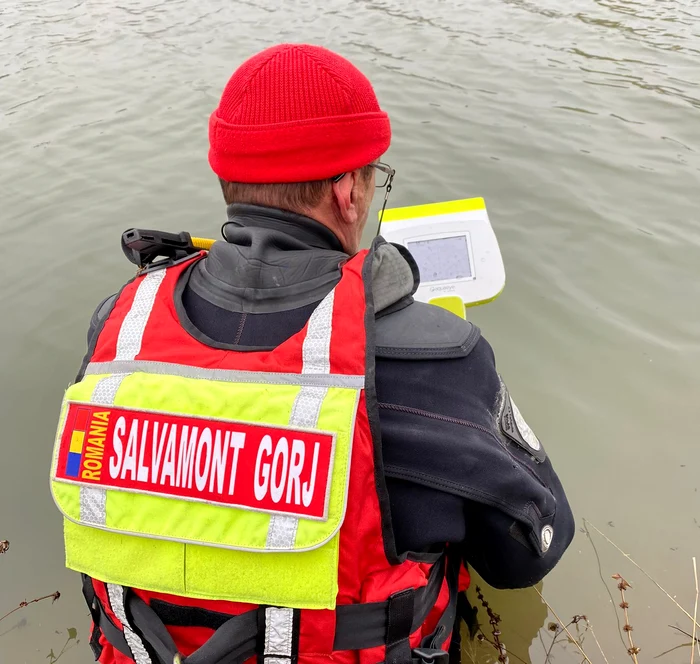 Salvamontiștii fac căutări în lacul de acumulare Foto: Salvamont Gorj