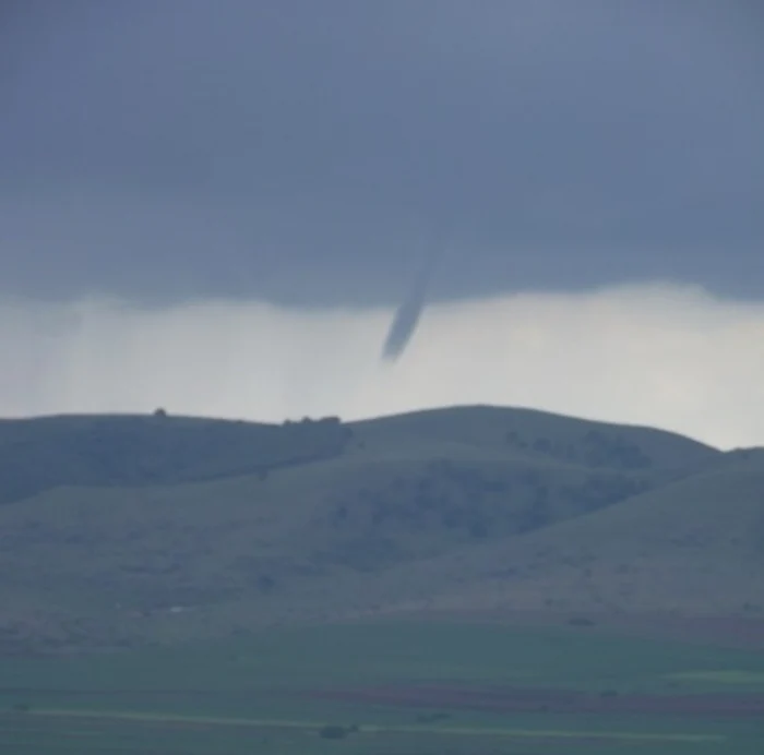 
    Turiştii au reuşit să fotografieze tornada  