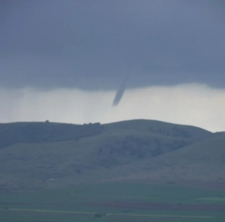 
    Turiştii au reuşit să fotografieze tornada  