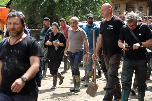 FOTO Mediafax Călin Georgescu și influencerul Makaveli (al 3-lea din dreapta) vizitează localitatea Broșteni, Suceava