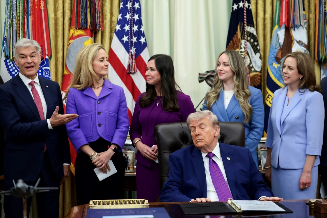 Trump a fost filmat din nou cu ochii închiși în timpul unui eveniment. FOTO X/@AZ_Brittney