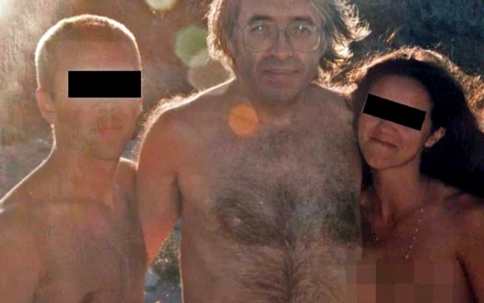 Gregorian Bivolaru alături de doi cursanţi, într-o fotografie găsită de procurori la sediul MISA, în 2004