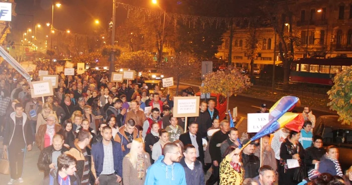 La manifestare au fost sute de persoane
