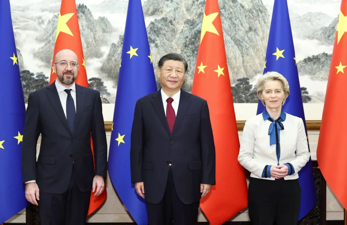 Charles Michel (stânga) și Ursula von der Leyen, primiți de Xi Jinping (centru) FOTO EPA-EFE