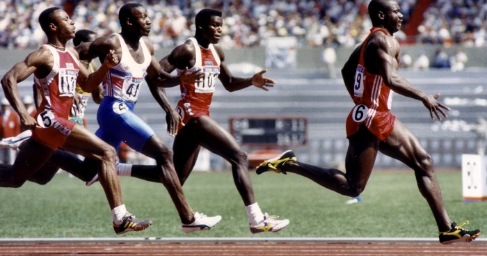 Ben Johnson, atletul antrenat de Tudor Bompa, trecând linia de final la proba de 100 de metri, la Jocurile Olimpice de la Seul 1988. Următorul în spatele său este sprinterul Carl Lewis. FOTO: Reuters