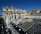 Mulțimea adunată în Piața Sfântul Petru de la Vatican pentru Liturghia de Paște FOTO AFP