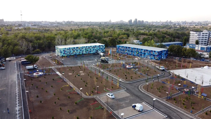 Cele două corpuri de clădire modulară, pe structură metalică, au fost construite în 90 de zile