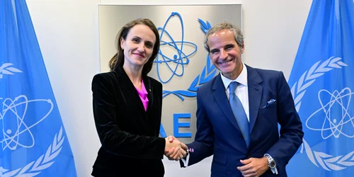 Oana Toiu si directorul general al AIEA, Rafael Mariano Grossi FOTO Dean Calma / IAEA
