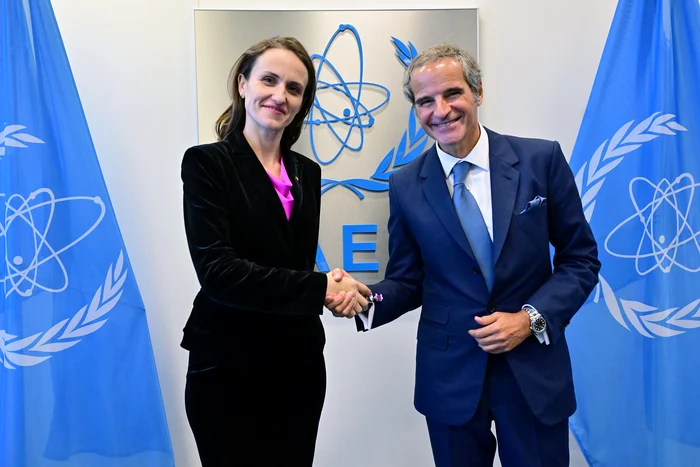 Oana Țoiu și directorul general al AIEA, Rafael Mariano Grossi FOTO Dean Calma / IAEA