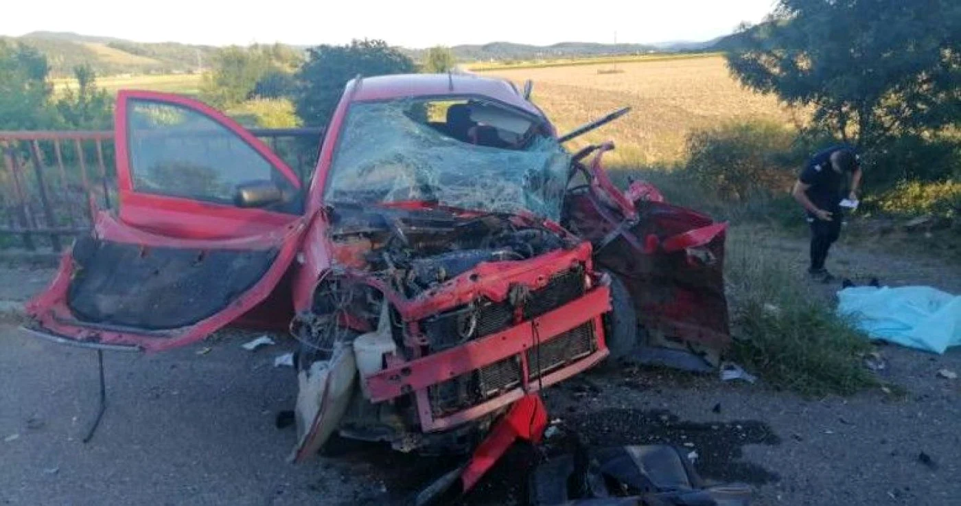 Una dintre maşinile implicate în accidentul rutier FOTO ISU Bacău