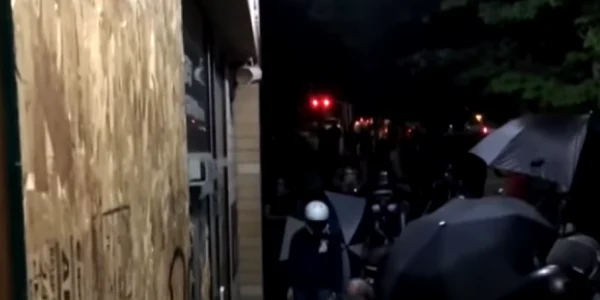Un grup de protestatari forţează intrarea sediului poliţiei din Portland FOTO captură video Global News
