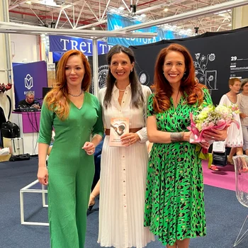 Urania Cremene și Florentina Fântânaru la lansarea cărții „Provocările părinților de azi” la Bookfest. FOTO: Facebook