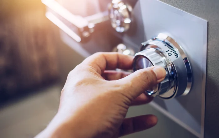 
    Patru persoane au fost puse sub învinuire într-un dosar legat de furtul unui seif din biroul milionarului orădean Sergiu TurcuFoto: Shutterstock  