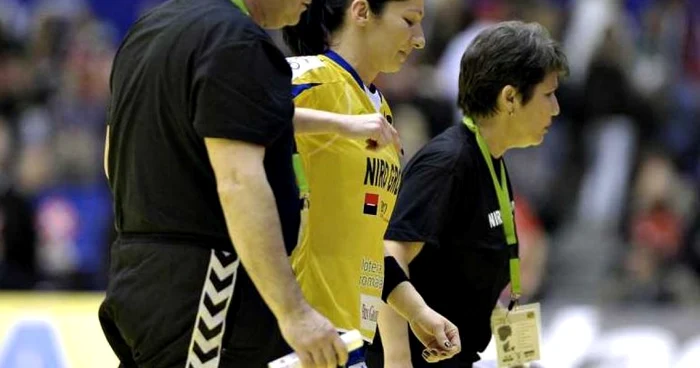 Cristina Vărzaru, părăsind accidentată terenul în meciul cu Serbia