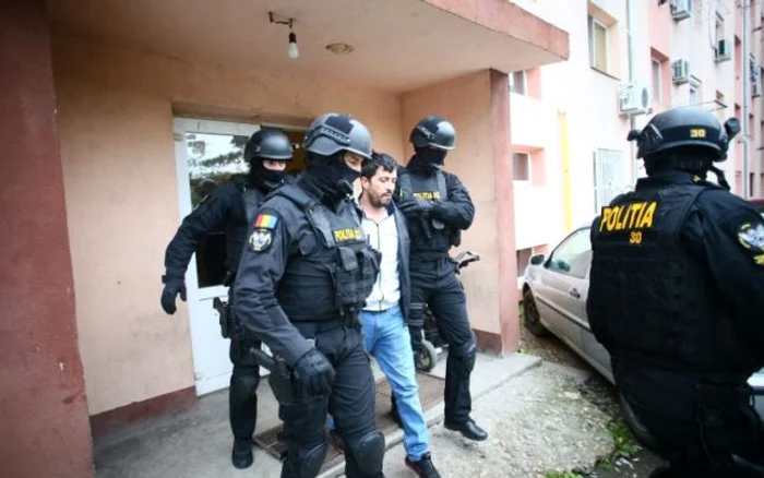„Mascaţii” au descins la 20 de adrese din Timişoara şi Arad FOTO pressalert.ro