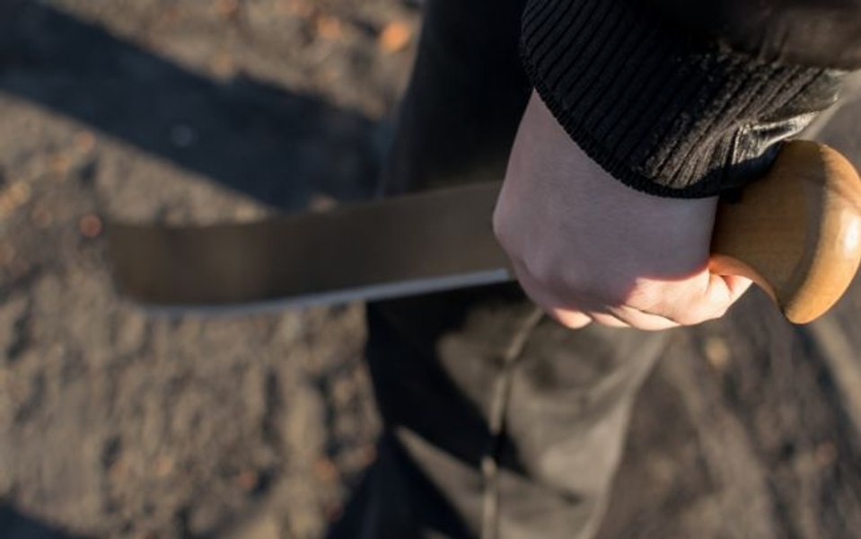 Reglare de conturi în Brăila. Bărbat cu mâinile amputate, în stil mafiot. Atacul s-a produs în plină stradă 