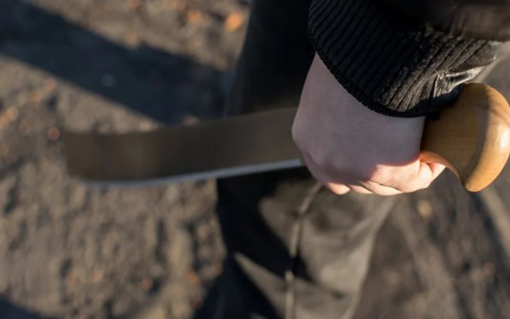 Incident șocant în Sectorul 5: un bărbat și-a lovit concubina cu o macetă în cap. Alte patru persoane, cercetate pentru mărturie mincinoasă