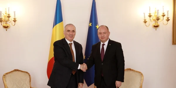 Bogdan Aurescu si Garry Kasparov FOTO MAE