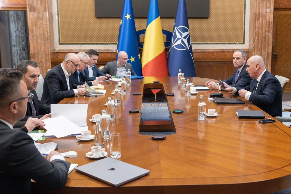 Guvernul analizează măsuri pentru temperarea scumpirii carburanților. Bolojan: „Refuz să vând soluții populiste”