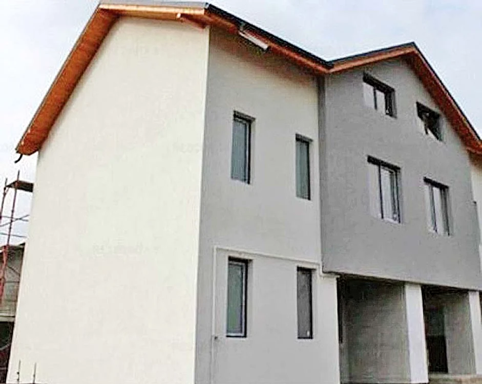 Casa vedetei are trei dormitoare, două băi, living şi mansardă
