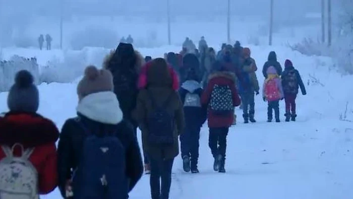 Zeci de mii de elevi merg pe jos sau abandonează școala pentru că nu au transport școlarFOTO: adevarul.ro