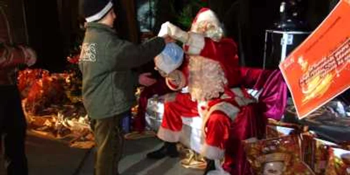 Moşul a împărţit cadouri celor 200 de copilaşi