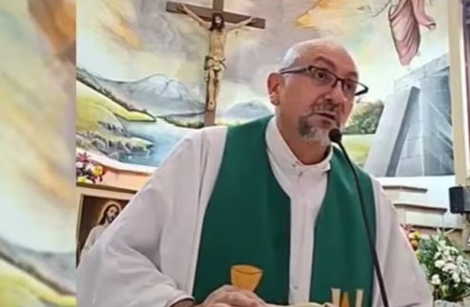 Cine era preotul ucis de o cruce în timpul slujbei transmise în direct. „A trăit făcând bine”