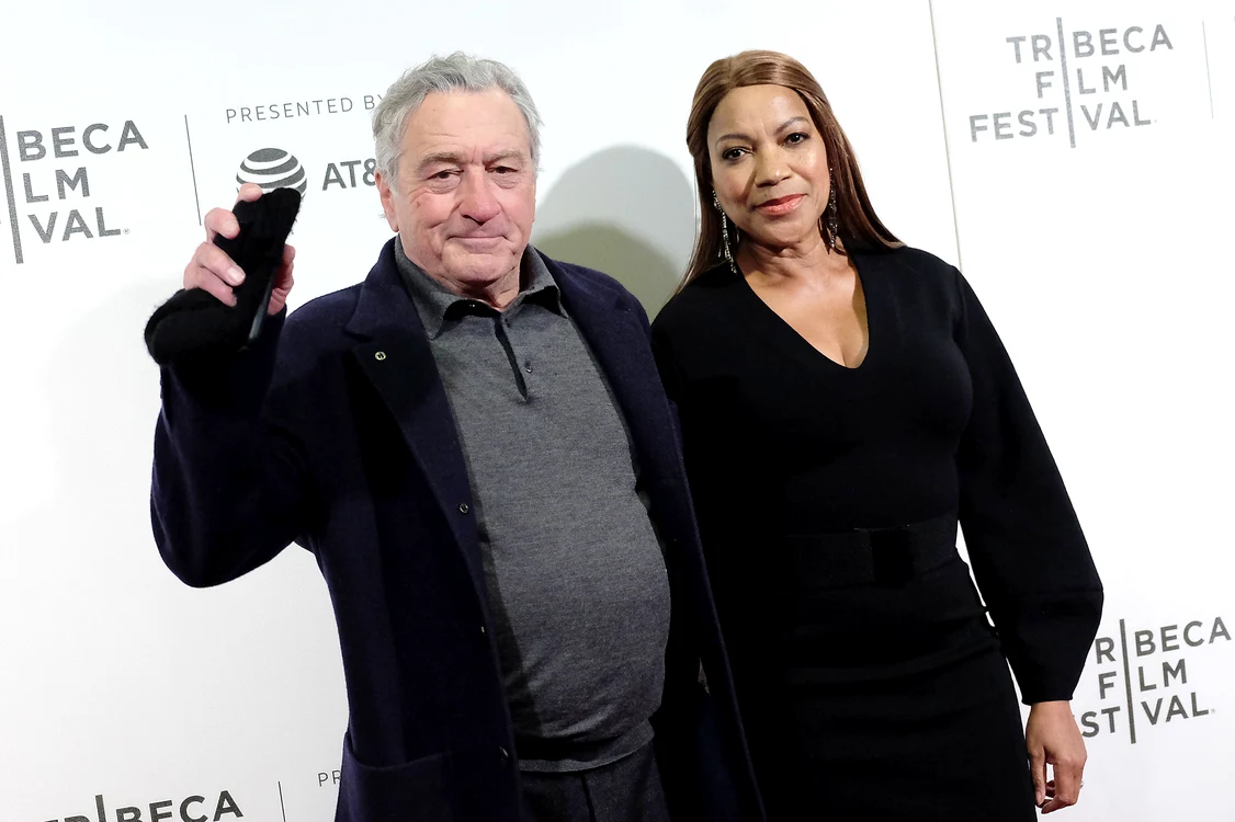 
    Actorul în vârstă de 77 de ani trebuie să-i  plătească 1 milion de dolari pe an fostei  sale soţii, Grace Hightower, de 66 de ani  