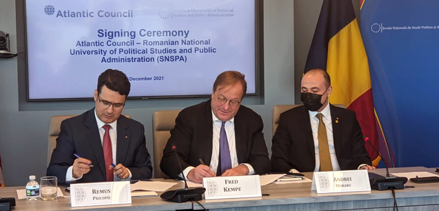 Andrei Muraru cu Remus Pricopie și un reprezentant al Atlantic Council FOTO SNSPA