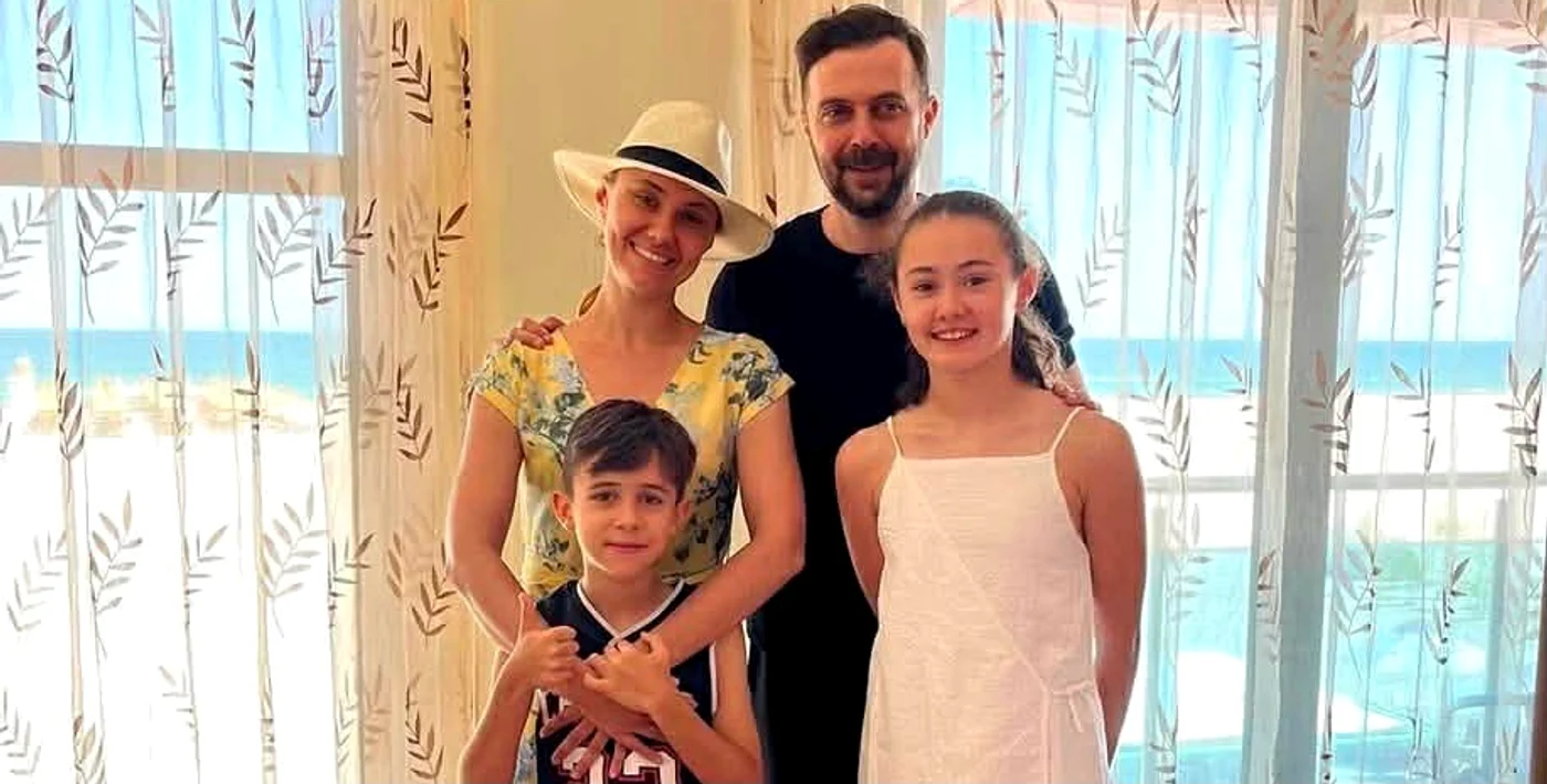 Oana Ioniță, alături de fostul soț și cei doi copii foto: Facebook 