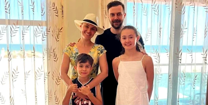 Oana Ioniță, alături de fostul soț și cei doi copii foto: Facebook 