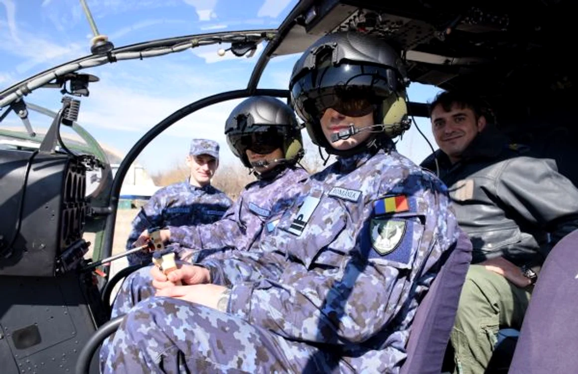 Ofiţerii de marină care devin piloţi de elicopter Sursa Forţele Navale Române