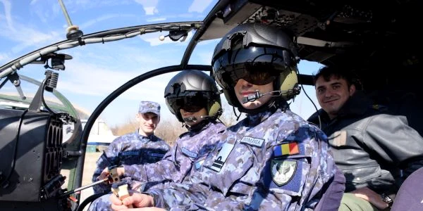 Ofiţerii de marină care devin piloţi de elicopter Sursa Forţele Navale Române