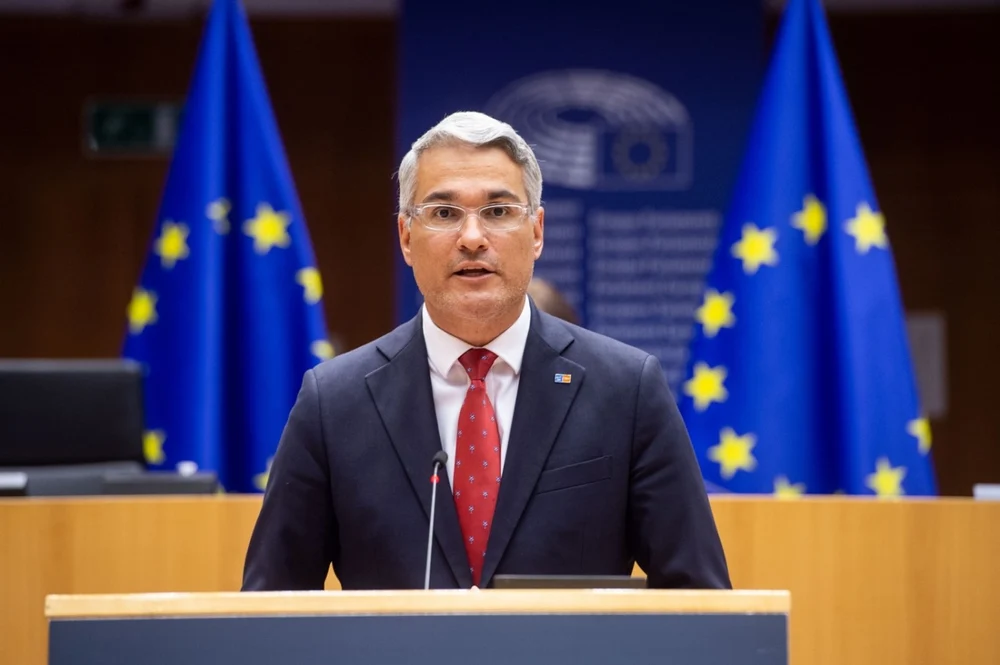 Director din Ministerul Investiiilor, demis pentru călătorii la Nisa și Larnaca pe bani europeni