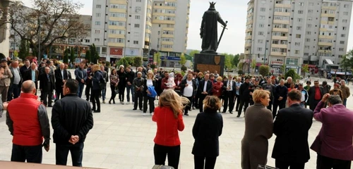 Doar câteva zeci de persoane au răspuns invitaţiei PSD Vaslui la mitingul desfăşurat în Piaţa Civică