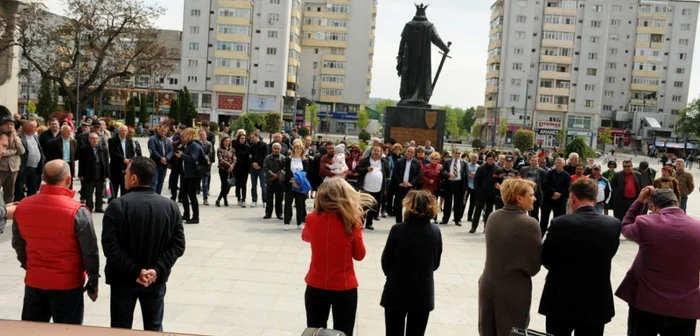 Doar câteva zeci de persoane au răspuns invitaţiei PSD Vaslui la mitingul desfăşurat în Piaţa Civică