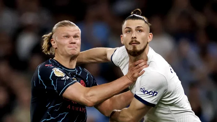 Radu Drăgușin l-a pus la punct pe Haaland. Foto Goal.com