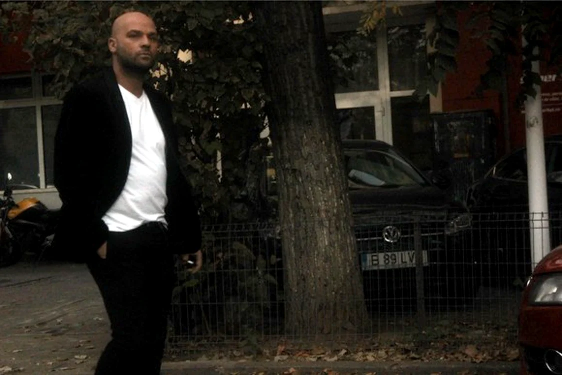 Andrei Ștefănescu, copleșit de gânduri și de griji, deși se afla la muncă, la Antena 1. Fotoreporterii Click! l-au surprins într-o pauză