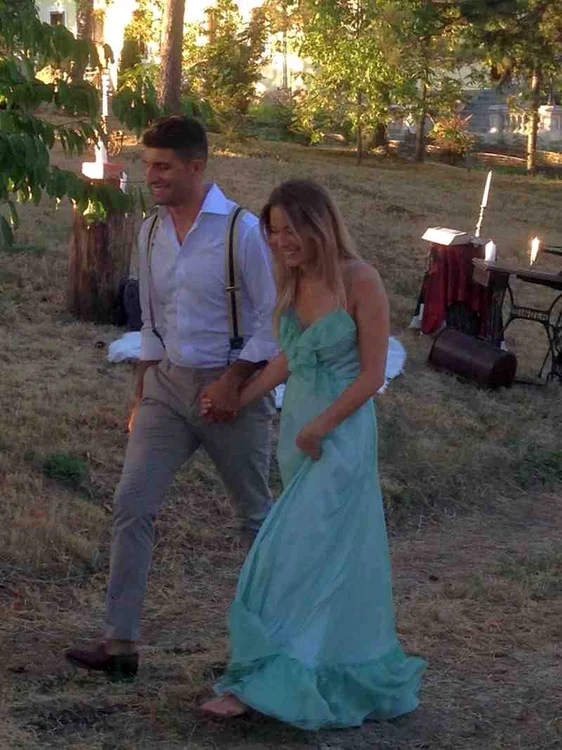 Nunta Laurei Cosoi. Blonda a purtat o rochie verde pal în tot cu peisajul
