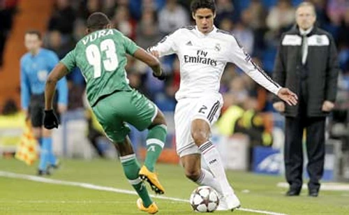 Varane e cea mai mare absenţă a francezilor la meciul cu România. El e pe punctul de a rata tot Euro 2016 Foto: AP