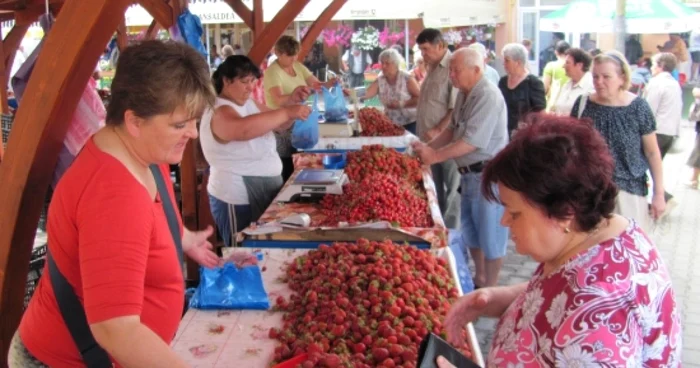 Căpşunile sunt la mare căutare în pieţe 