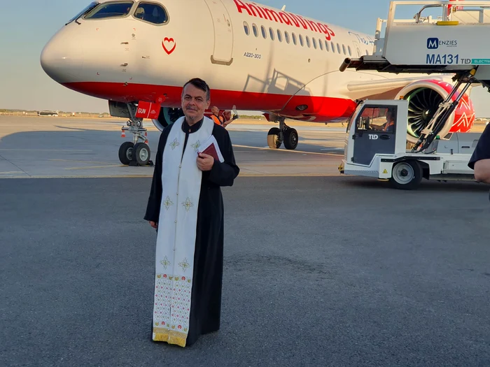 Preotul Petru Băgăcian din Cluj șfințește avioane