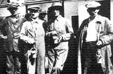 Scriitorul Panait Istrati (al doilea din dreapta), alături de minerii din Lupeni, după greva din 1929 (© Wikimedia Commons)
