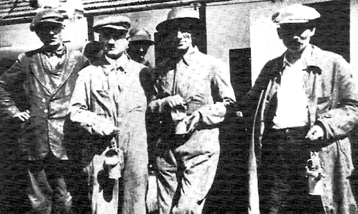 Scriitorul Panait Istrati (al doilea din dreapta), alături de minerii din Lupeni, după greva din 1929 (© Wikimedia Commons)