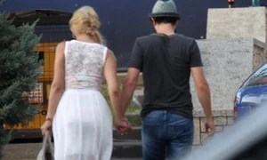 Într un final, Bianca s a mai liniştit şi cei doi au intrat în hotel ţinându se de mână jpeg